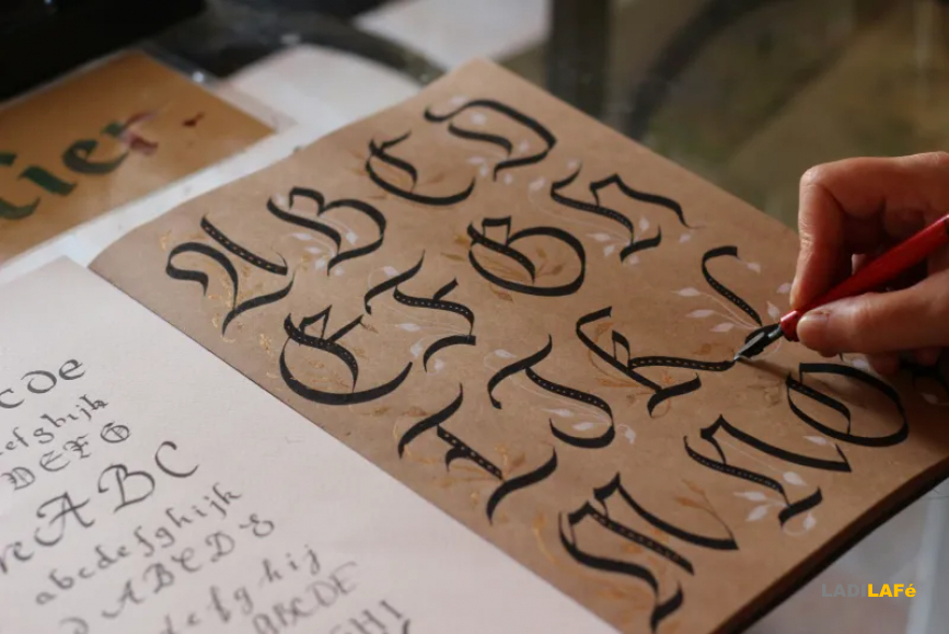 Cours de calligraphie médiévale